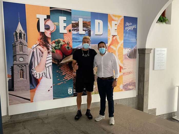 El jugador con el concejal Héctor Suárez/TA.